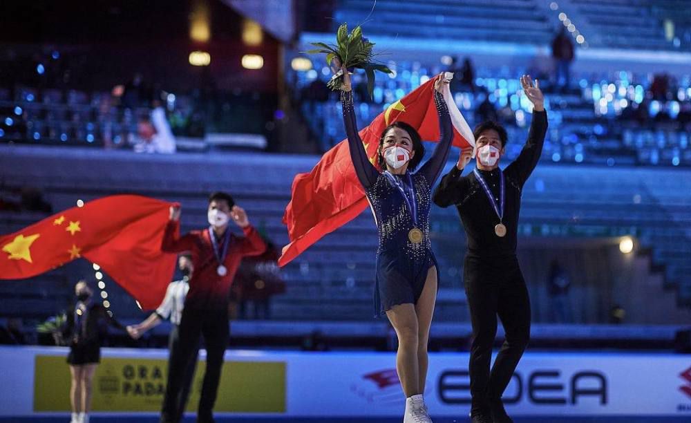 日前片方发布了一组;怒兽版海报，兽王、虎獒、巨蝎怒兽三巨头强势霸屏，气势撼人